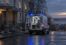 Автомобиль скорой помощи у медицинского учреждения