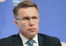 Врач анализирует данные электронной медицинской карты пациента для оценки риска обострения хронического заболевания