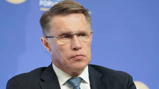 Врач анализирует данные электронной медицинской карты пациента для оценки риска обострения хронического заболевания