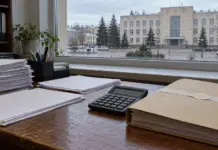 Документы и медицинские бумаги на столе в административном здании региональной системы здравоохранения