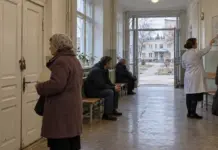 Больничный коридор и маршрут пациента к другой медицинской организации