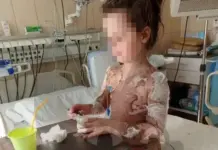 Медицинская упаковка и таблетки на столе