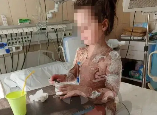 Медицинская упаковка и таблетки на столе