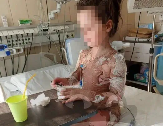 Медицинская упаковка и таблетки на столе