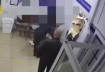 Кадр из видео к новости об угрозе медсестре в приемном отделении больницы в Артеме