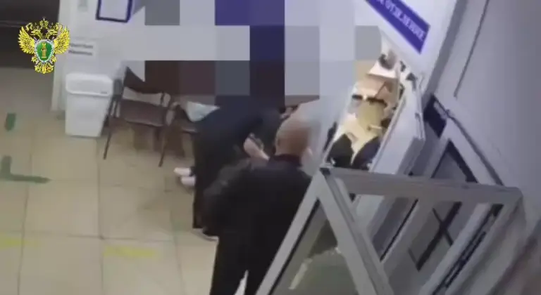 Кадр из видео к новости об угрозе медсестре в приемном отделении больницы в Артеме