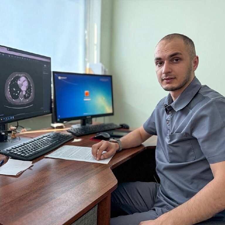 Медицинская бригада проводит операцию на сердце и крупных сосудах